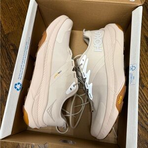 Hoka women’s transport sneaker size 7